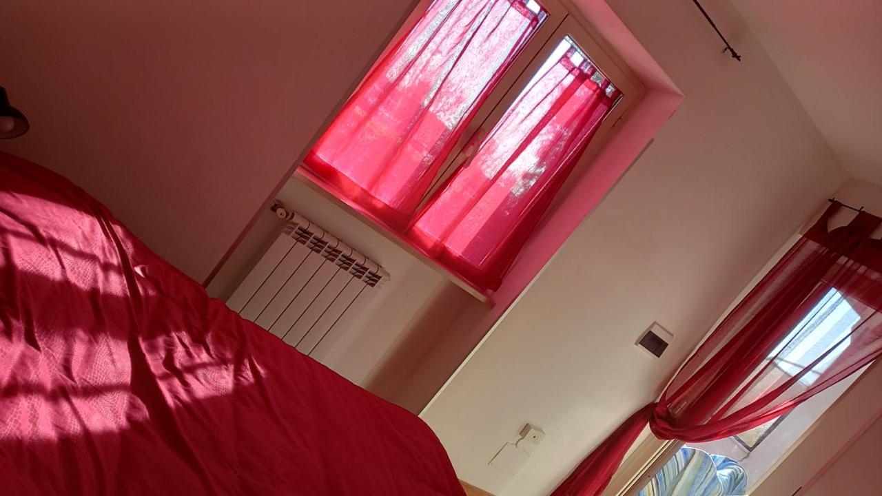A Santy'S House 1Piano-No Lift-Shuttle A Pagamento-Raggiungibile A Piedi Aeroporto-Fermata Bus Fiera Di Roma A 3 Minuti-Air Condiz Ed Extra Bed For A Fee A Pagamento Lägenhet Fiumicino Exteriör bild