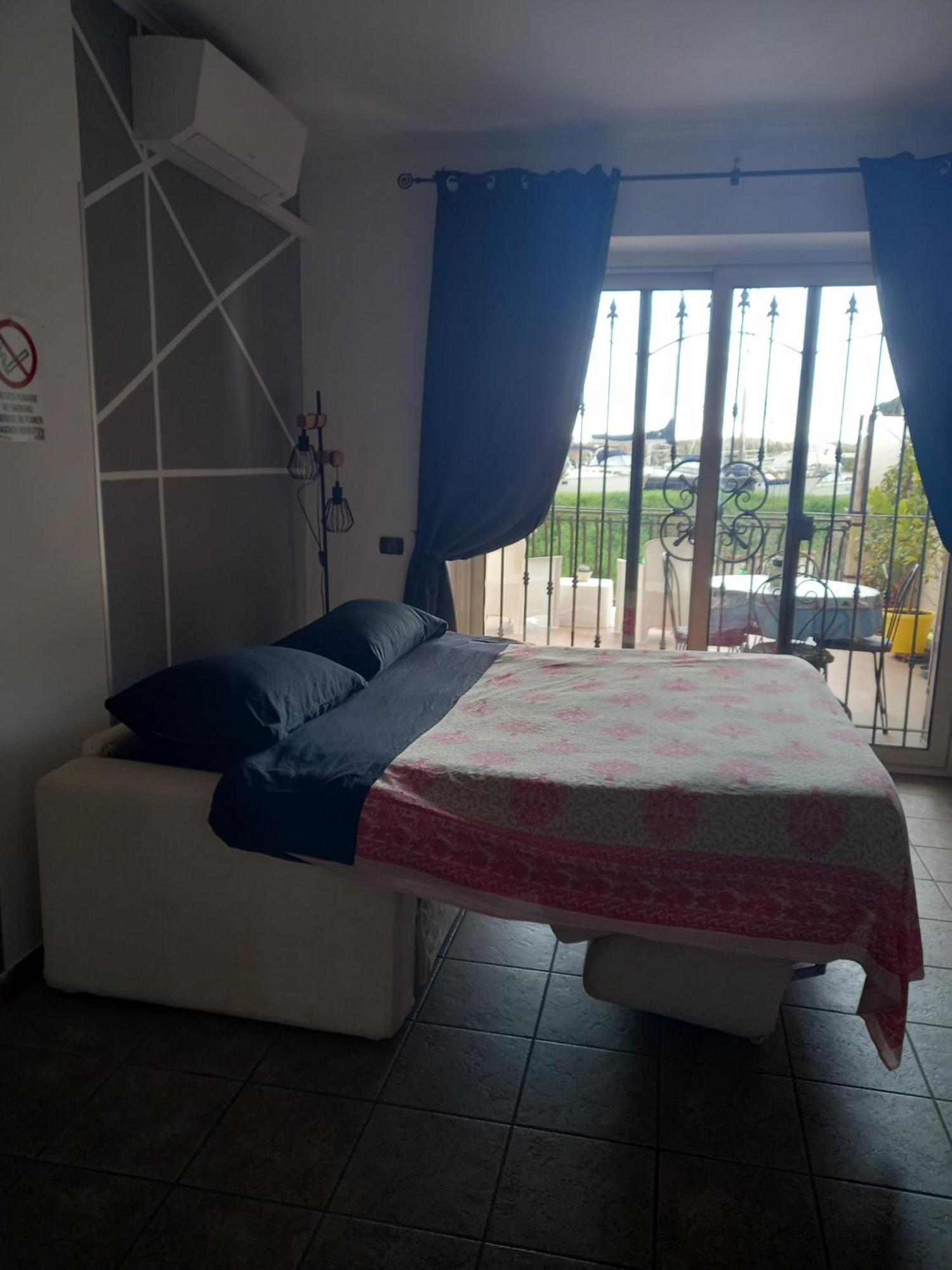 A Santy'S House 1Piano-No Lift-Shuttle A Pagamento-Raggiungibile A Piedi Aeroporto-Fermata Bus Fiera Di Roma A 3 Minuti-Air Condiz Ed Extra Bed For A Fee A Pagamento Lägenhet Fiumicino Exteriör bild
